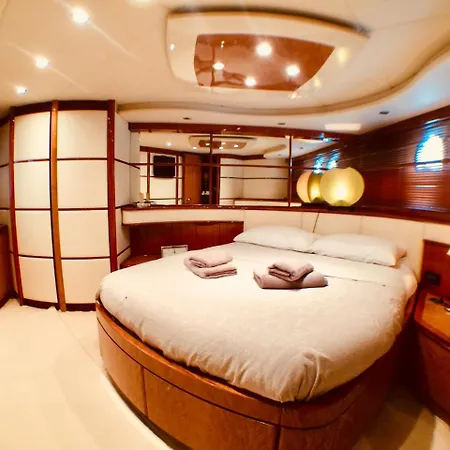 Tropez Luxury Yacht * 圣特罗佩