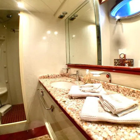 Tropez Luxury Yacht * 圣特罗佩