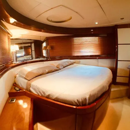 Tropez Luxury Yacht * 圣特罗佩