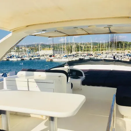 Tropez Luxury Yacht * 圣特罗佩