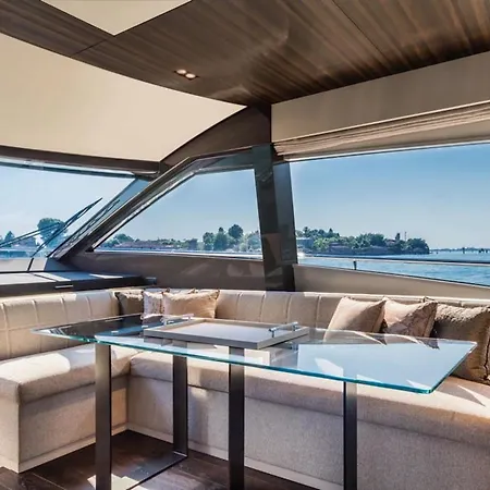 Tropez Luxury Yacht 船屋