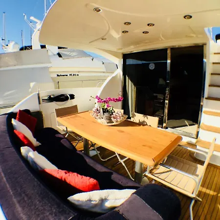 Tropez Luxury Yacht Úszó hotel