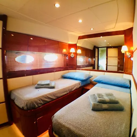 Tropez Luxury Yacht Úszó hotel