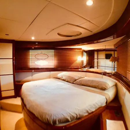 Bateau-hôtel Tropez Luxury Yacht *