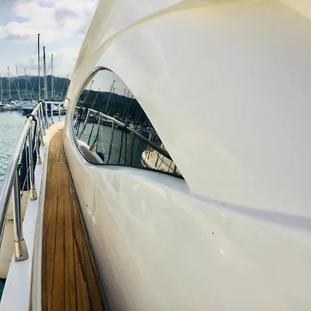 Úszó hotel Tropez Luxury Yacht
