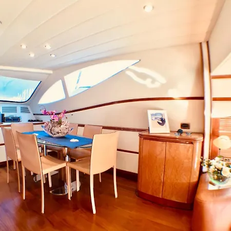 Tropez Luxury Yacht Úszó hotel *