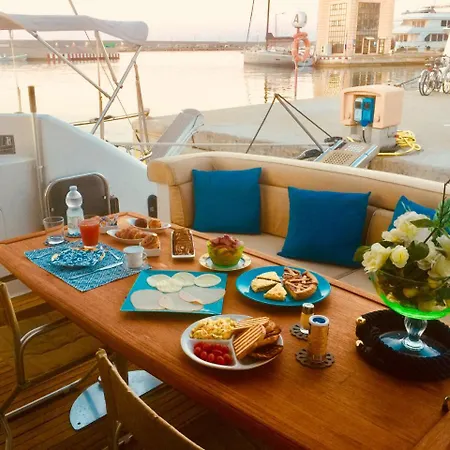 Tropez Luxury Yacht Úszó hotel *