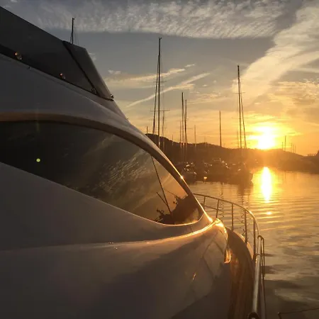 Úszó hotel Tropez Luxury Yacht