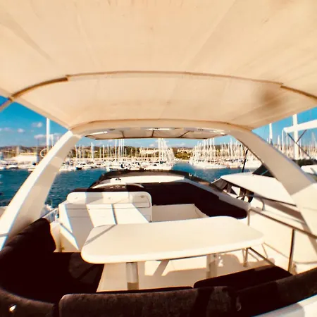 Úszó hotel Tropez Luxury Yacht